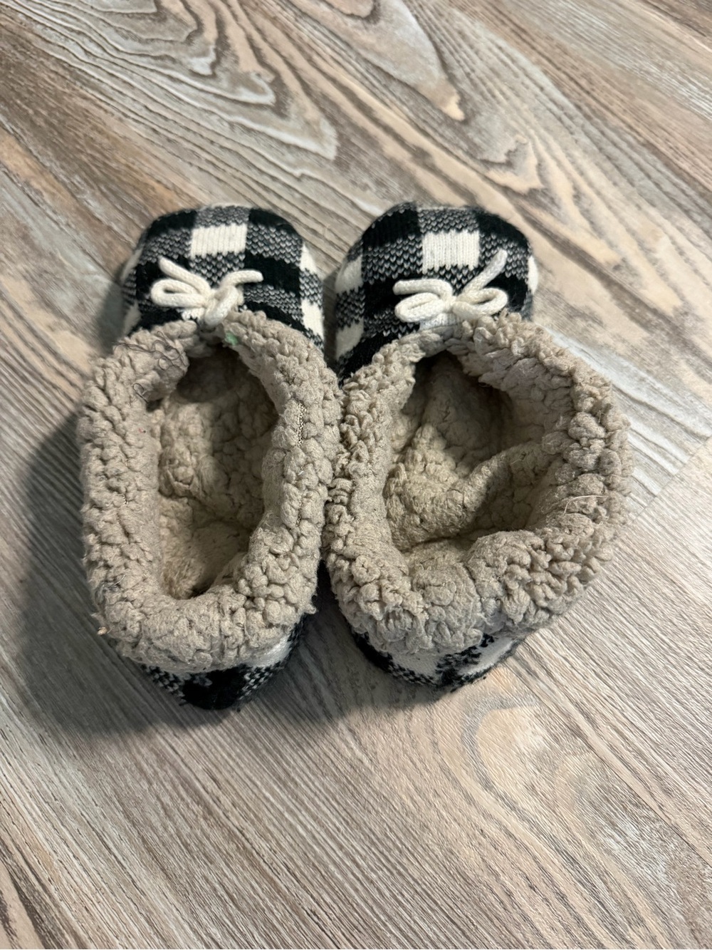 Source Unknown Black & Cream Plaid Sherpa-Lined Slippers